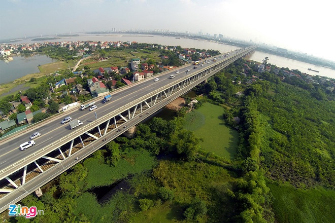 Sông Hồng từng có khoảng 10 tên gọi khác nhau trong lịch sử như sông Cái (sông chính), sông Thao (sông chính), sông Hồng Hà, sông Nhị Hà, sông Nhĩ Hà. Theo giải thích trong sách "Đại Nam nhất thống chí", đoạn sông Nhị Hà chảy qua địa phận Hà Nội, uốn cong như hình vành tai, mới có tên Nhĩ Hà, gọi lệch là Nhị Hà.
