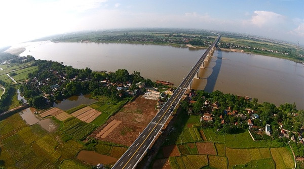 “Anh ở biên cương / Nơi con sông Hồng chảy vào đất Việt / Ở nơi ấy mùa này con nước / Lắng phù sa in bóng đôi bờ…”. Đó là những câu hát ngọt ngào, da diết trong ca khúc "Gửi em ở cuối sông Hồng" của nhạc sĩ Thuận Yến.