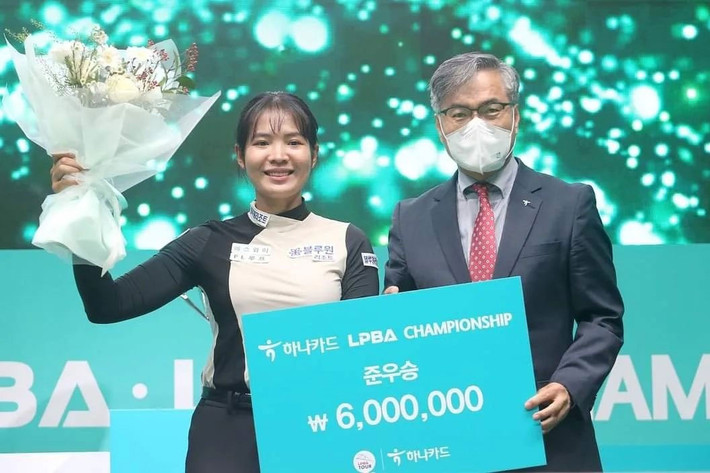Với sự ủng hộ của chồng, cô nàng bắt đầu luyện tập hơn 12h mỗi ngày và bắt đầu thi đấu billiard chuyên nghiệp. Tính đến nay, nữ cơ thủ người Campuchia chinh phục được hơn 20 danh hiệu lớn nhỏ và xếp thứ hai thế giới nội dung carom 3 băng. Mỹ nhân 9X cũng hai lần trở thành nhà vô địch của giải cơ thủ châu Á trong nhà vào các năm 2016 và 2018.