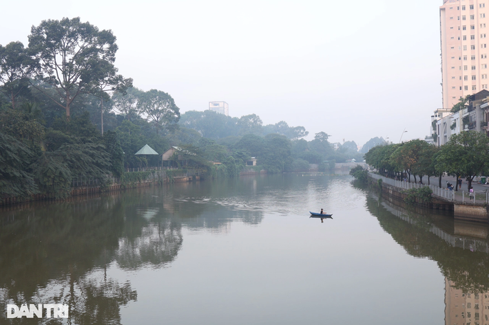 Gần 14h, tại kênh Nhiêu Lộc - Thị Nghè (hướng từ sông Sài Gòn về quận Bình Thạnh) bụi mù bao phủ như sương sớm ở Đà Lạt (Ảnh: Trần Đạt).