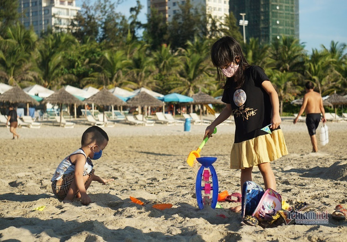 Tại bãi tắm trước công viên Biển Đông (quận Sơn Trà) hàng rào ngăn người dân xuống biển đã được tháo dỡ, mọi người có thể tự do vào bãi tắm. Khi vào khu vực bãi giữ xe người dân được bố trí nước sát khuẩn.