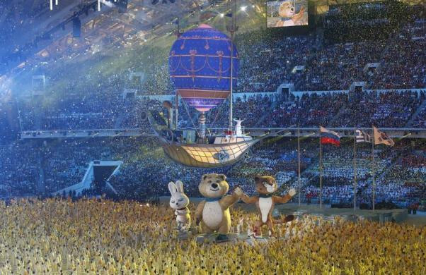 Ba linh vật biểu tượng của Olympic lần này tiến vào sân vận động. Cùng với chúng, cô gái nhỏ (nhân vật chính dẫn dắt câu chuyện trong lễ khai mạc) cũng xuất hiện.