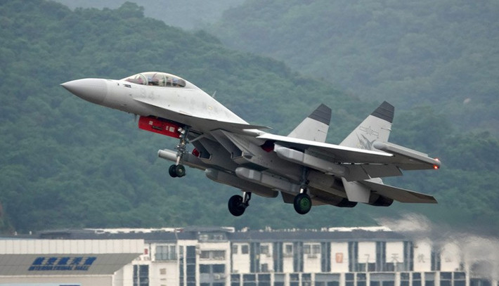Một máy bay tác chiến điện tử J-15D . Ảnh: VCG/China Daily.