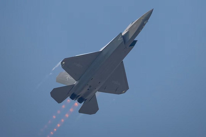Một máy bay tàng hình J-35A bay trong Triển lãm hàng không và vũ trụ quốc tế Trung Quốc, hay Airshow China, tại Chu Hải, tỉnh Quảng Đông, Trung Quốc ngày 12/11. Ảnh: Reuters.
