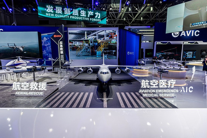 Mô hình máy bay chở hàng dân dụng cỡ lớn Y-20F100. Ảnh: VCG/China Daily.
