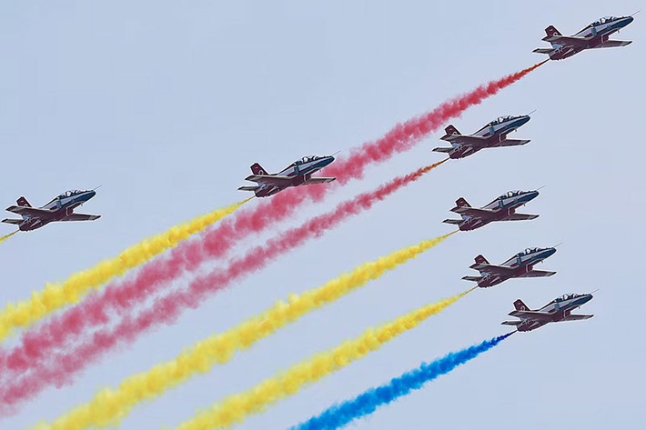 Máy bay của đội nhào lộn Red Falcon thuộc Không quân Quân Giải phóng Nhân dân Trung Quốc (PLA) biểu diễn. Ảnh: Reuters.