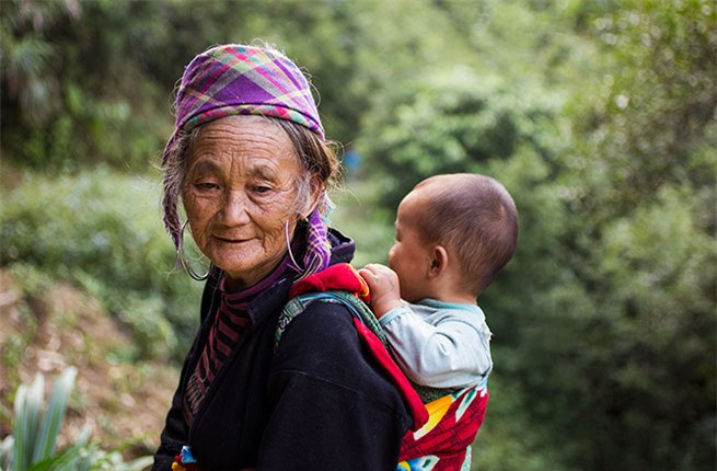 Người phụ nữ và đứa trẻ thuộc dân tộc Hmông tại bản Cát Cát, Sapa, Việt Nam.
