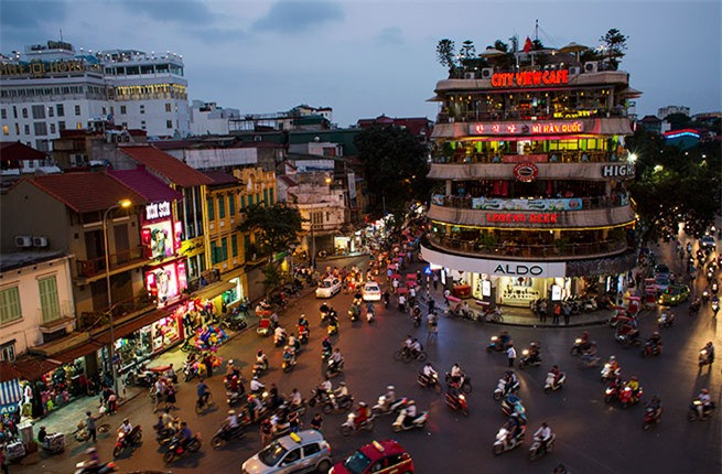 Khung cảnh đường phố tập nập gần khu vực quảng trường Đông Kinh Nghĩa Thục thuộc khu phố cổ Hà Nội khi nhìn từ trên cao.