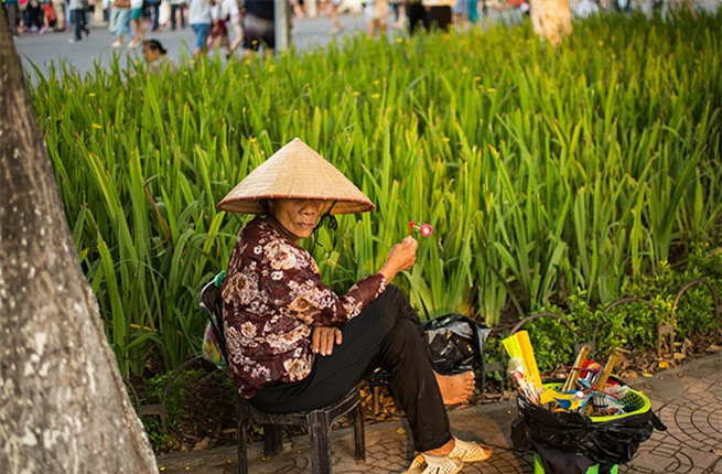 Một người phụ nữ bán đồ chơi trẻ em đang đợi những người khách tới mua hàng tại khu vực hồ Hoàn Kiếm, Hà Nội. Đây là một điểm đến quen thuộc của những vị du khách và cả người dân địa phương ở đây.