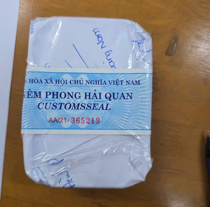 Kết quả phát hiện trong hành lý của đối tượng có 15 gói nylon chứa 362 viên kim cương với thủ đoạn cất giấu rất tinh vi, đối tượng cất giấu dưới đáy 2 hộp đựng kẹo, bên trên phủ kẹo thật, rồi đóng gói cẩn thận như những hộp kẹo bình thường, nhằm qua mắt cơ quan chức năng tại sân bay.