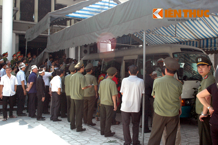 Các đồng đội, đồng chí của Trung tướng đứng quanh xe, tiễn biệt người đồng đội.