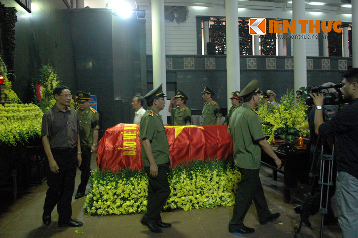 ... rồi đi quanh di hài.