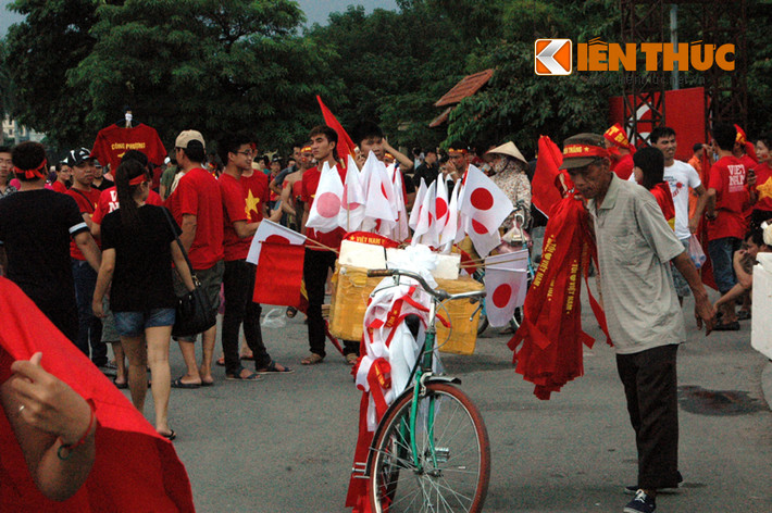 Không chỉ có cờ của Việt Nam mà cờ của Nhật Bản cũng được bán tại SVĐ Mỹ Đình.