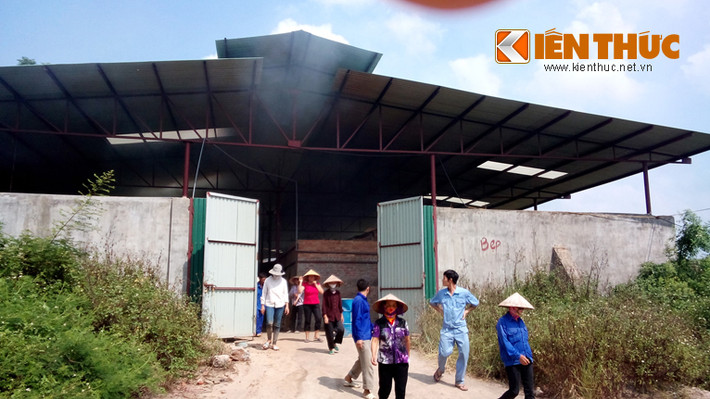 Người dân tụ tập tại lối vào Công ty Ngôi Sao Xanh, nơi đốt than hoạt tính, gây khói và bốc mùi hóa chất độc hại.