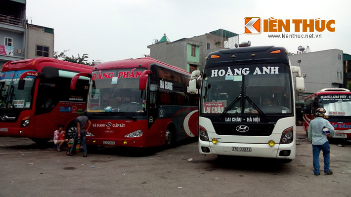 Đang chờ bắt xe về Hà Giang, chị Nguyễn Hà Hồng cho biết: "Nghe thông tin xe khách giường nằm lao xuống vực ở Lào Cai, tôi cũng sợ lắm. Nhưng đi xe ngồi thì mệt, hơn nữa đi xe giường nằm quen cũng cảm thấy an toàn, vì đi nhiều lần thấy tài xế lái cẩn thận. Thế nên tôi vẫn phải chọn xe giường nằm".