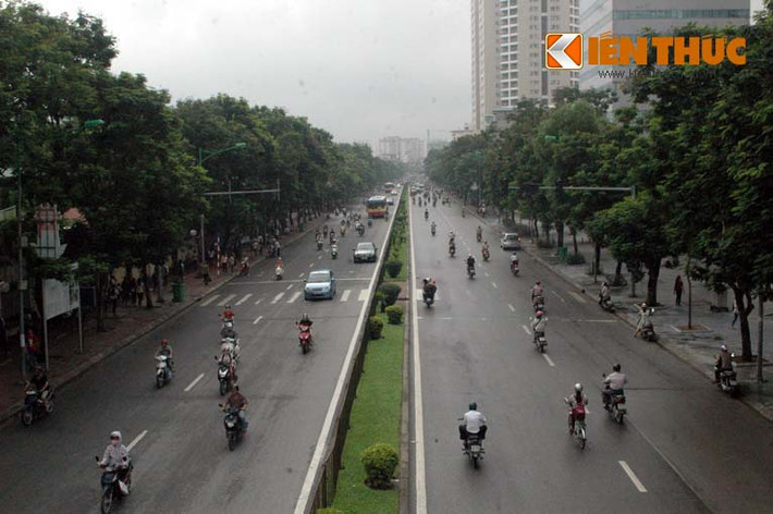 Do lệnh cấm ô tô nên tuyến đường Xuân Thủy - Cầu Giấy nhìn thông thoáng hơn nhiều. Ảnh chụp lúc 8h sáng 3/9.