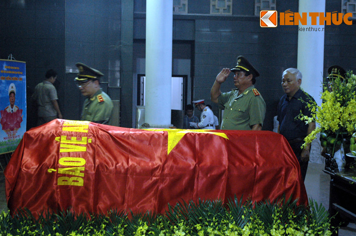 Các lãnh đạo trong ngành công an chào tiễn biệt người đồng chí của mình...