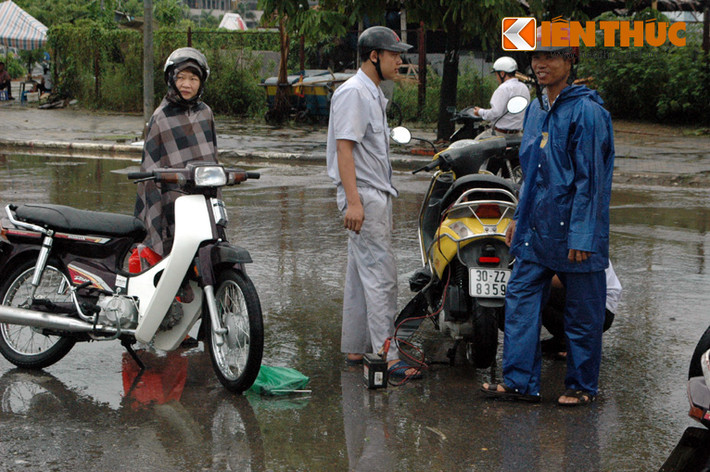 Người dân xe bị chết máy đứng chờ tới lượt sửa.