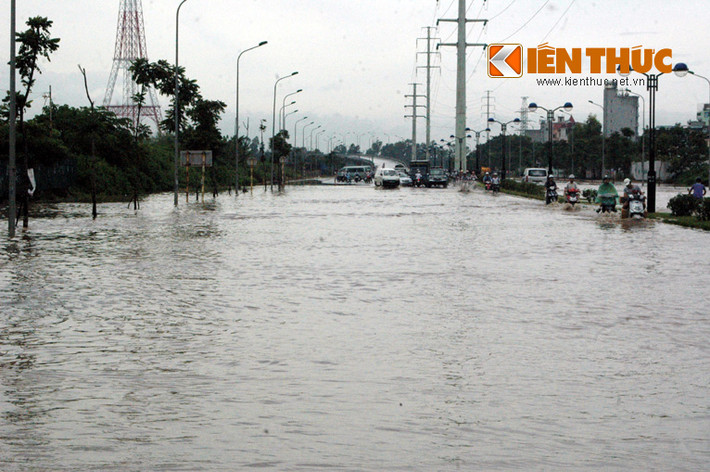 Biển nước mênh mông "nuốt" cả vỉa hè.