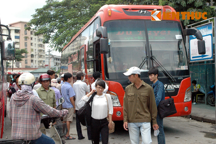 Trong ảnh là chiếc xe khách giường nằm chạy tuyến Hà Nội - Yên Bái chuẩn bị xuất phát, chở rất nhiều hành khách. Mới xuống xe giường nằm ở bến Mỹ Đình, chị Vũ Thị Hoa cho biết: "Tôi đi xe từ Yên Bái xuống Hà Nội cảm giác lo lắng hơn mọi khi. Mỗi khi xe chạy vào cua, hơi nghiêng xe tí là mình lo rồi".
