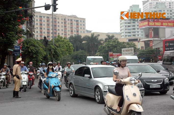 Tuy nhiên, tại các ngã tư khi bắt đầu đoạn đường cấm, ô tô chuyển làn đường nhiều nên xảy ra tình trạng ùn ứ, rối loạn. Ảnh chụp tại ngã tư Nguyễn Phong Sắc - Trần Thái Tông.