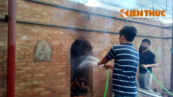 Công nhân công ty dập lửa tại lò đốt.