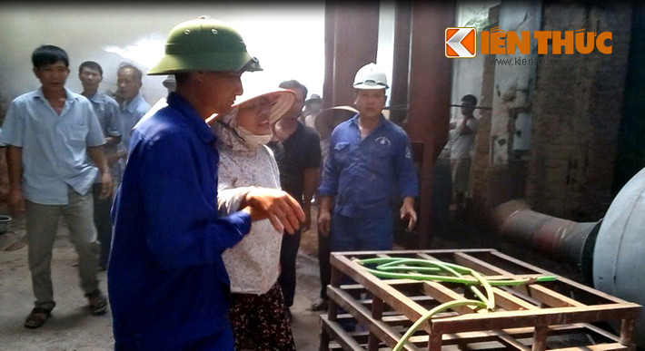 Một người dân bị khói, mùi hóa chất tấn công xuất hiện triệu chứng nôn mửa được mọi người đưa ra ngoài.