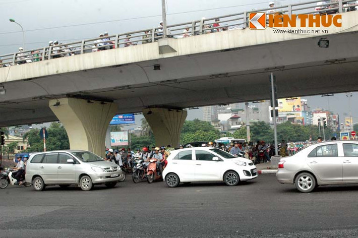 Do hôm nay là ngày đầu tiên người dân đi làm trở lại sau kỳ nghỉ lễ nên việc điều tiết giao thông gặp khá nhiều khó khăn. Nhiều phương tiện bối rối vì lệnh cấm, chuyển hướng đột ngột khiến giao thông xung đột tại ngã tư Xuân Thủy, Phạm Hùng.