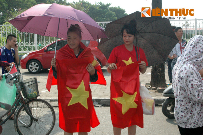 Những lá cờ như thế này được bán với giá 50.000đ/lá.