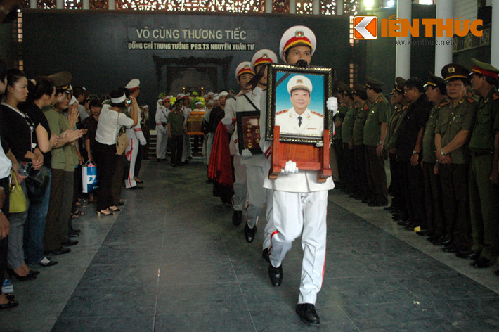 Thi thể Trung tướng Nguyễn Xuân Tư bắt đầu được đưa ra xe.