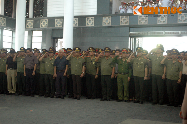 Các lãnh đạo cấp cao trong ngành công an thực hiện nghi lễ.