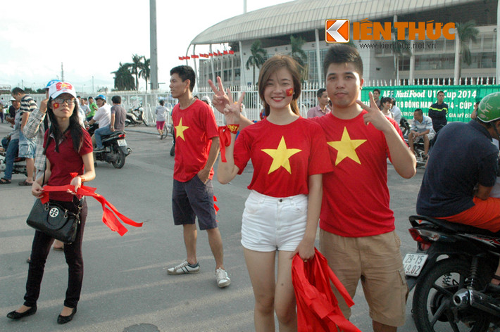 Một nữ cổ động viên xinh tươi tạo dáng trước ống kính.