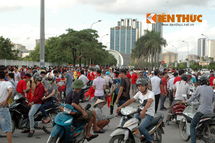 Dòng người ùn ùn kéo đến mỗi lúc một đông.