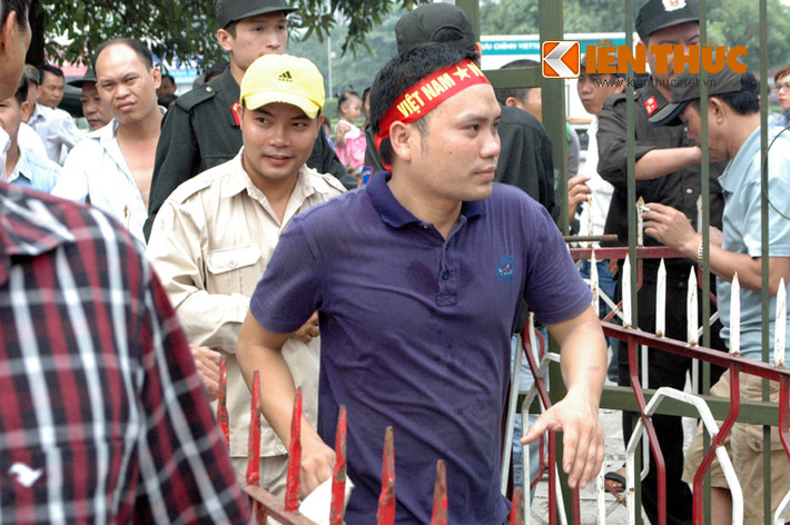 2 người hâm mộ đầu tiên được vào mua vé.