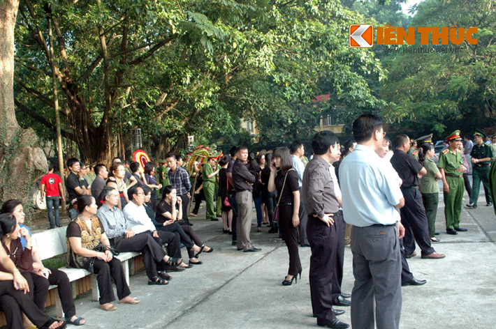 Khu vực ngoài nhà tang lễ, dòng người đến viếng mỗi lúc một đông.