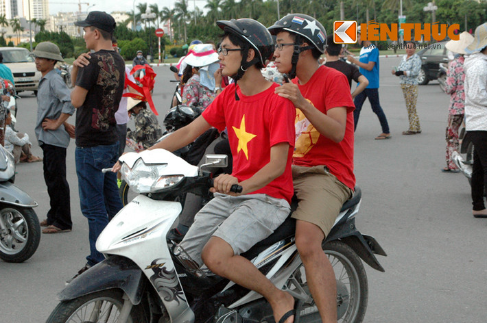 Loay hoay tìm nơi gửi xe.