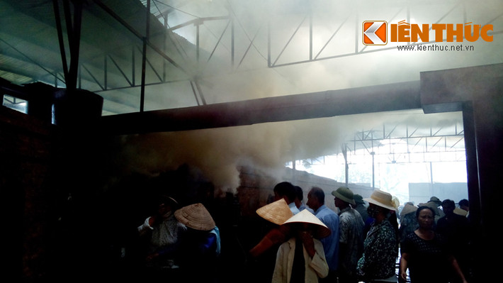 Tại thời điểm người dân kéo vào, khói mù mịt cùng các mùi hóa chất vẫn bốc lên nồng nặc.