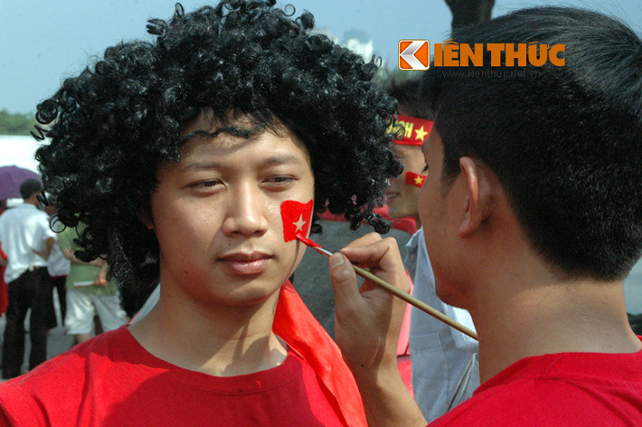 Người thanh nhiên này đang hào hứng vẽ lá cờ Tổ Quốc trên má.