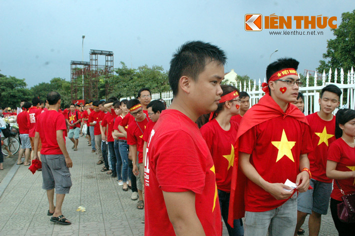 Mặc dù còn vài tiếng nữa trận đấu mới diễn ra nhưng dòng người đã xếp thành hàng dài bắt đầu vào sân.