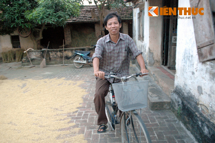 Thấy chúng tôi đến ông Chấn cười rất tươi..