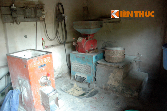 Trước đây nguồn thu nhập chính của gia đình ông Chấn là chiếc máy sát gạo này nhưng hiện đang bị hỏng mà không có tiền sửa đành để không dù đang là ngày mùa.