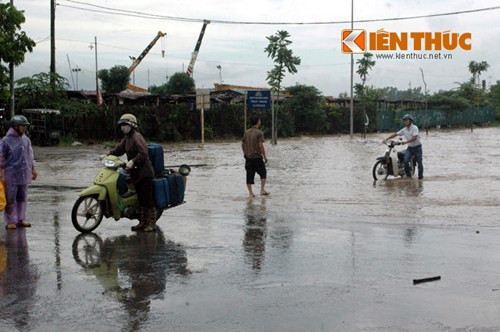 Người dân đành dắt bộ bì bõm dưới trời mưa.
