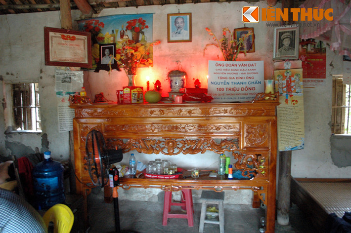 Thứ mới nhất ông Chấn sắm được từ sau khi ra tù là bàn thờ tổ tiên . Ông Chấn tâm sự: "Có nhà hảo tâm tặng 50 triệu đồng, việc tôi cần làm ngay là mua bàn thờ, để thắp hương thờ cúng tổ tiên".