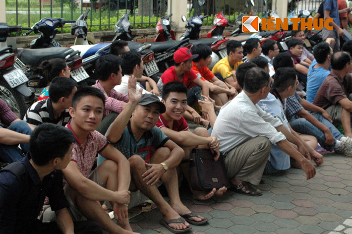Nhiều người cho biết đến xếp hàng từ 4-5h sáng.