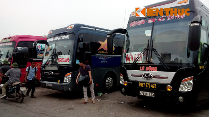 Trong khi đó, anh Nguyễn Văn Thuận (32 tuổi, ở Điện Biên) đang bắt xe giường nằm về nhà chia sẻ: "Đúng là đi xe giường nằm rất nguy hiểm, thế nhưng vì có nhiều lợi thế như có giường nằm nghỉ ngơi, có nhà vệ sinh trong xe... nên nhiều người vẫn chọn".