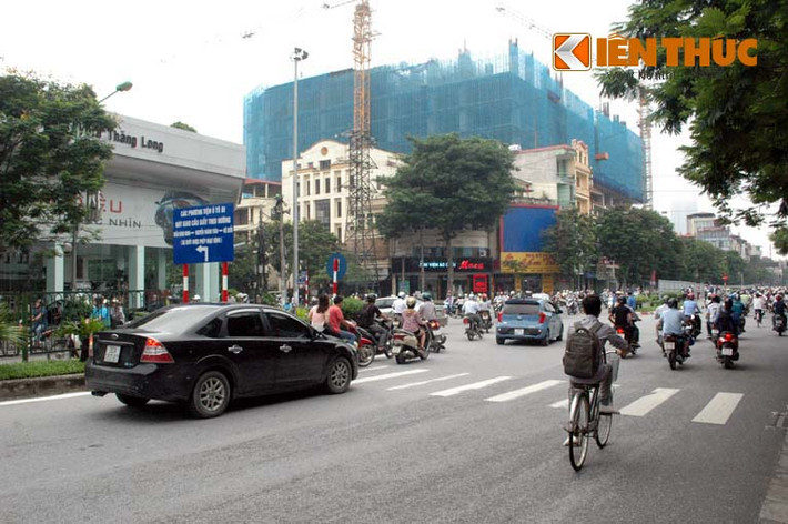 Sau gần một tiếng giao thông hỗn loạn, lãnh đạo Phòng Cảnh sát giao thông Hà Nội đã có mặt tại hiện trường và quyết định cho ô tô con đi qua đường Cầu Giấy. Ông Nguyễn Mạnh Cường, Phó chánh thanh tra Sở GTVT Hà Nội nhận định, có thể ngày đầu tiên đi làm sau kỳ nghỉ lễ cũng là ngày thực hiện gắt gao lệnh cấm nên nhiều phương tiện chưa biết lộ trình. Sau hôm nay, thanh tra sẽ nghiên cứu và rút kinh nghiệm, đề xuất với Sở Giao thông bố trí lực lượng hợp lý hơn.