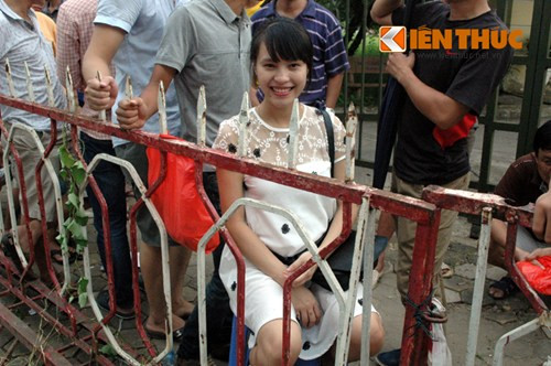 Dù đang mang bầu nhưng chị Cao Thị Kiều Diễm (thị xã Sơn Tây, Hà Nội) vẫn không ngại đường xa đến từ 5h sáng để mua vé.