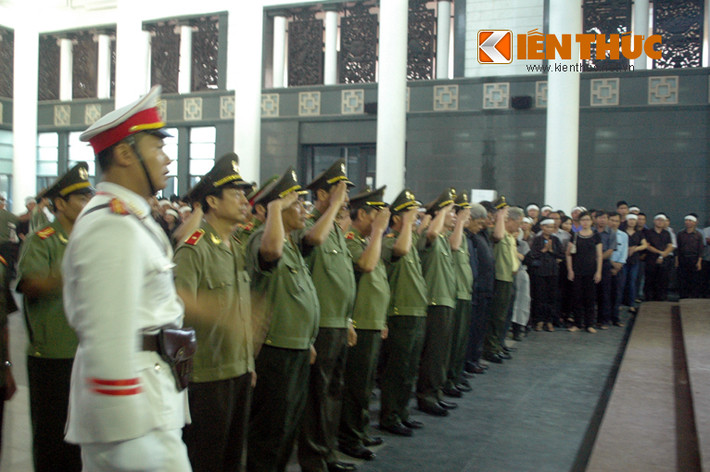 Các lãnh đạo cấp cao trong ngành công an làm nghi lễ viếng Trung tướng Tư.