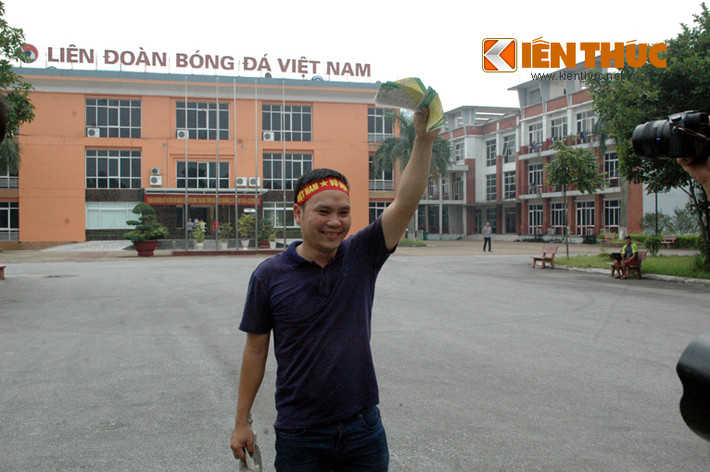 Nam thanh niên này vui mừng khi mua được 6 tấm vé cho cả 3 trận (U19VN -U19 Nhật Bản và trận bán kết, chung kết có U19 VN đá -PV).