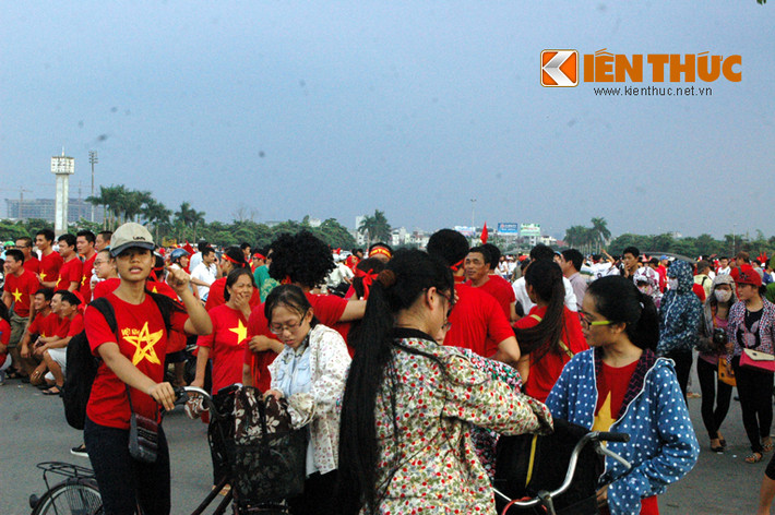 Càng về chiều trước SVĐ Mỹ Đình, người hâm mộ đến càng đông.
